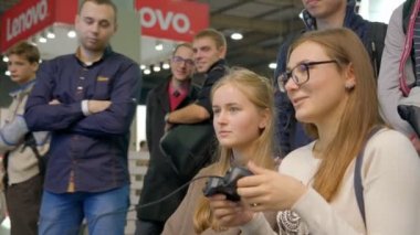 Konsol oyun kızlar. Ekrana arıyorum ve yan yana oturuyorlar