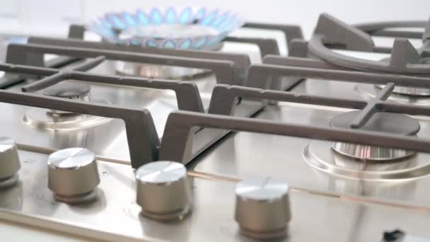 La caméra se déplace lentement sur une cuisinière à gaz — Video