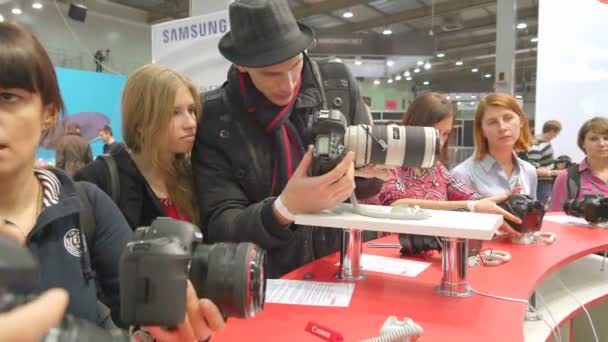 People See and Try New Cameras Lenses. Stand Photographic Exhibition — Stock Video