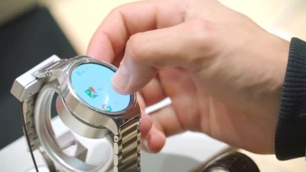 Homme tenant une horloge Heures Chavremennye écran interactif. Échantillons de l'appareil . — Video
