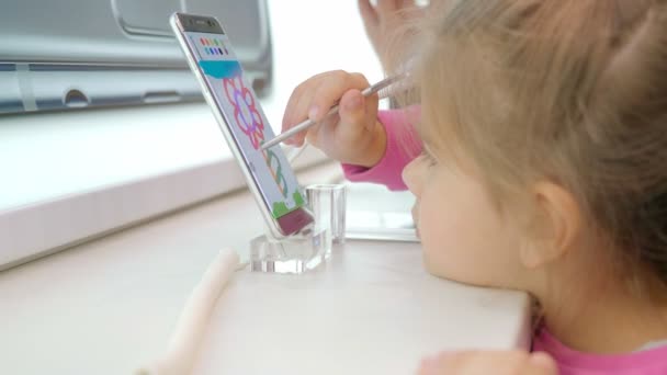 Fille peint une fleur sur l'écran du téléphone, garde les mains stylet — Video