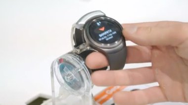 Bir saat saat tutan adam Chavremennye interaktif ekran. Cihazın örnekleri.