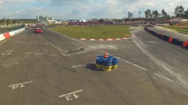 Çift araba yarışı yarış pisti üzerinde. Araba otoyolda hız. Sürüklenen öğelerle