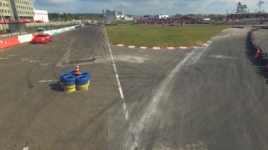 Çift araba yarışı yarış pisti üzerinde. Araba otoyolda hız. Sürüklenen öğelerle