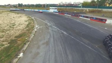 Çift araba yarışı yarış pisti üzerinde. Araba otoyolda hız. Sürüklenen öğelerle