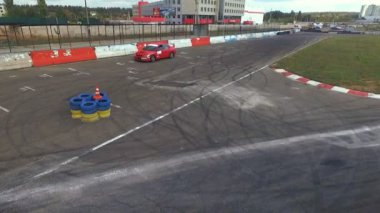 Çift araba yarışı yarış pisti üzerinde. Araba otoyolda hız. Sürüklenen öğelerle