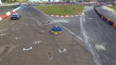 Çift araba yarışı yarış pisti üzerinde. Araba otoyolda hız. Sürüklenen öğelerle