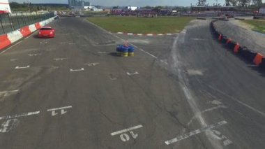 Çift araba yarışı yarış pisti üzerinde. Araba otoyolda hız. Sürüklenen öğelerle