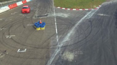 Çift araba yarışı yarış pisti üzerinde. Araba otoyolda hız. Sürüklenen öğelerle