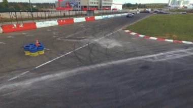 Çift araba yarışı yarış pisti üzerinde. Araba otoyolda hız. Sürüklenen öğelerle