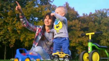 Çocuk annesiyle birlikte gökyüzünde uçak gösterilen arıyorum