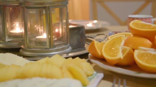 Cena con candele e vino dolce — Video Stock