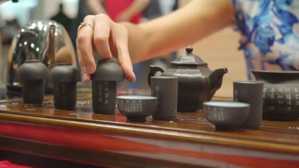 Ceremonia Tazas de té y platillos chinos están cubiertos — Vídeos de Stock