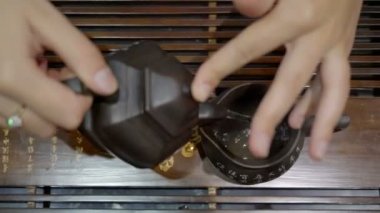 Çay demlendi ve kil Brown sürahi içine döktü