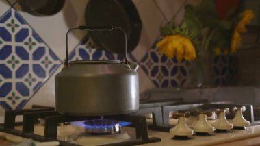 Bir su ısıtıcısı ve ısıtmalı su gaz.
