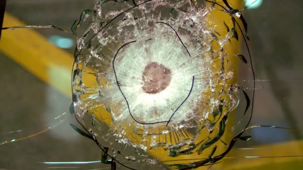 Nästa på glaset från faller projektil synliga epicentrum och spruckna kanter — Stockvideo