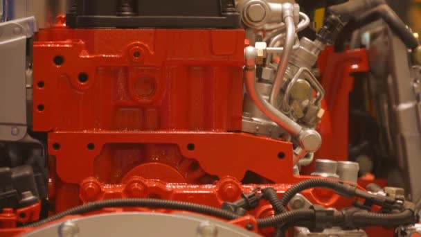 La transmisión en un motor moderno se pinta en plata. Bloque de cilindro rojo — Vídeo de stock