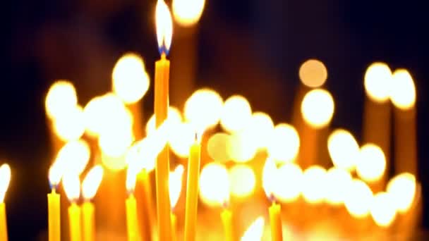 Molte candele della Chiesa che bruciano nel tempio del piano a lungo raggio non sono a fuoco — Video Stock