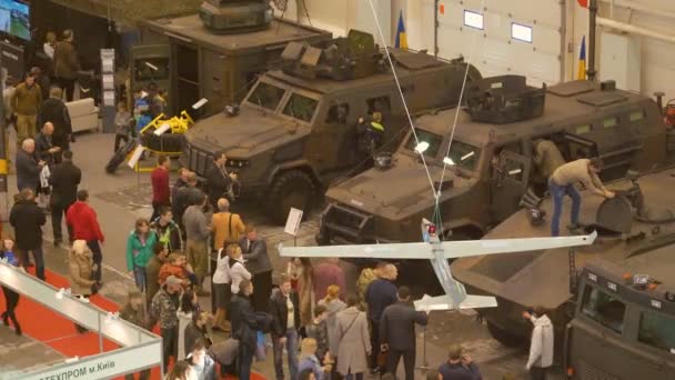 Attrezzature militari fornite dalla mostra delle armi a Kiev — Video Stock