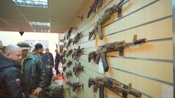 Tentoonstelling Machines Guns Rifle wapens bescherming en verdediging van de veiligheid en vrijheid — Stockvideo