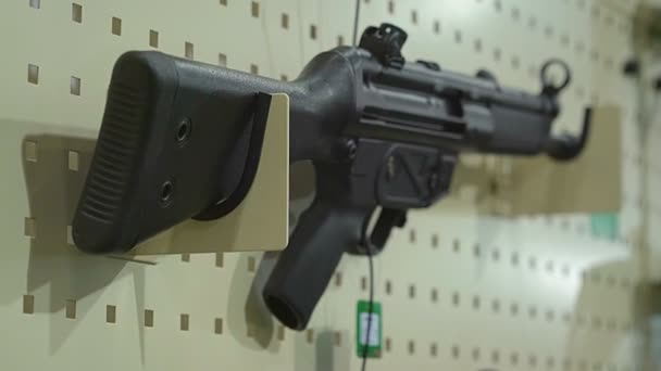 Более 20 единиц огнестрельного оружия на белой стене — стоковое видео