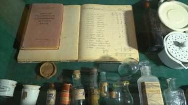 Kitap eczacı eski ilaçlar için sonraki yatıyor. Tozlar ile cep şişesi. Minzurki ilaçlar ile