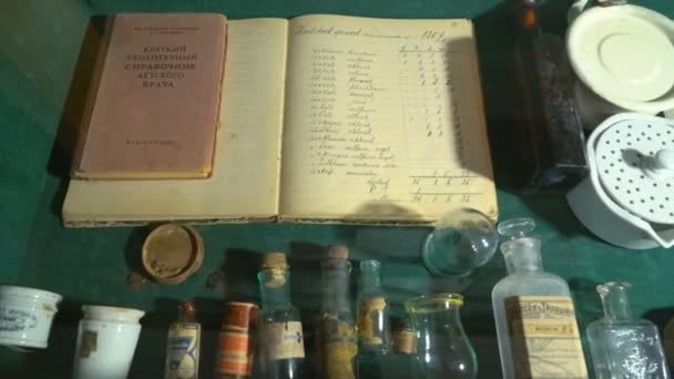 Book Pharmacist Lies Next to the Old Medicines. Flask With Powders. Minzurki With Medications — Stockvideo
