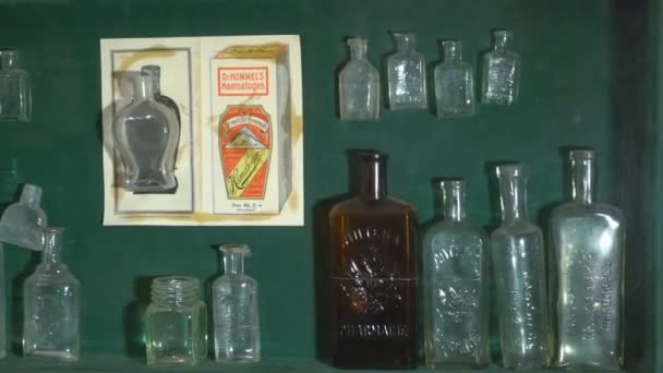 Flaskor, burkar, glasflaskor för gammal medicin. Kolvar och injektionsflaskor för flytande kemikalier — Stockvideo