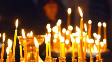Kiev Ortodoks kilise cemaat mumları yak. Sıcak hava yükselen mumlar