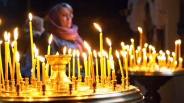 Kilise Ortodoks dua sahne. Kafasına eşarp kızla kilisede yerleştirilir ve Tanrı'ya konuşmak