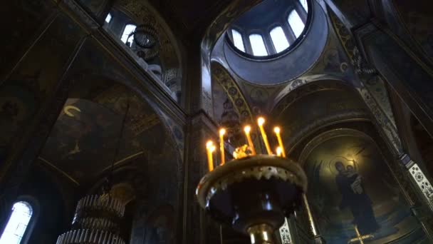 东正教大教堂的基辅主教的职位。在前景站立着蜡烛 — 图库视频影像