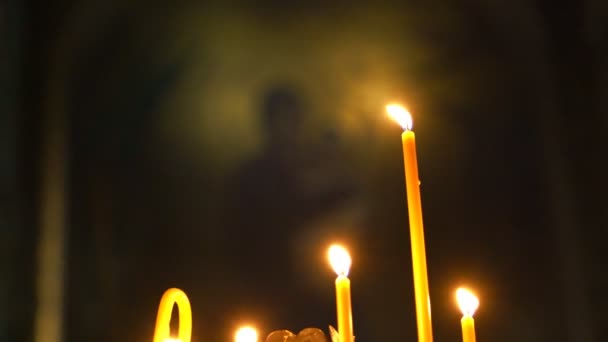 Candle Lit in the Church, the Camera's Focus Gradually Transferred to the Dome. we See God's Mother and Child — Stock Video