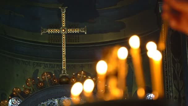 Christenkreuz in der Kirche über dem Altar. das Wandbild schmückt den Innenraum. — Stockvideo