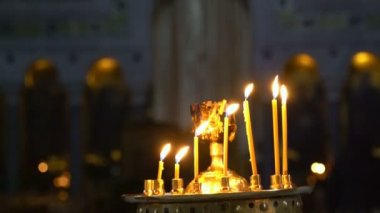 Mumlar ön planda yanıyor. Kamera başlar yukarı taşı, odak için mihraba aktarılır.