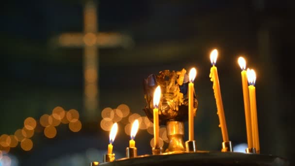 Velas ardiendo en la Catedral Ortodoxa. la cera se derrite y fluye hacia abajo en la parte inferior de la vela — Vídeo de stock