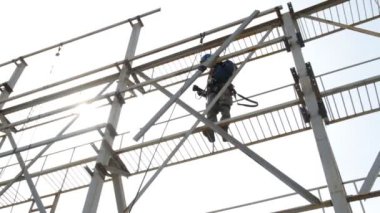 Endüstriyel dağcı kaynak tasarım bir yükseklikte çalışır.