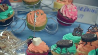 Pasta ve kek, pasta ve tatlılar çeşitli masaya. Panarama kamera üzerinde ev yapımı mutfak Masters. Evde pişmiş kek