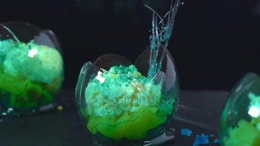 Karamel ile yapılmış bir cam karanlık bir arka plan karşı döner