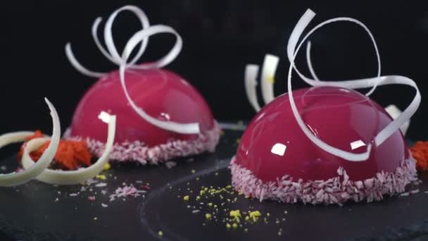 De taart in het glazuur, gedecoreerd met witte chocolade — Stockvideo