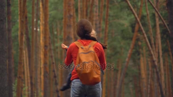 The little boy is laughing at the hands of his mother. — Stock Video