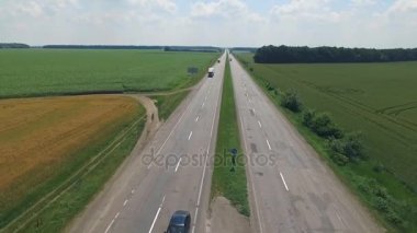 Birlikte kamyonlar seyahat yol