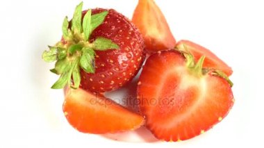 İki berry çilek beyaz bir arka plan üzerinde yalan