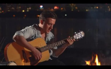 Şömine başında bir gitar ile bir şarkı