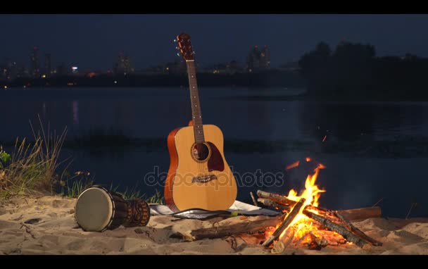 Guitar and drum by the fire — Stock Video