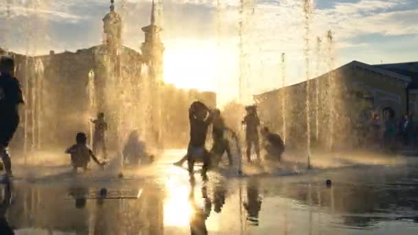 Stadtbrunnen in der Sonne. Kiew Ukraine 2017 — Stockvideo