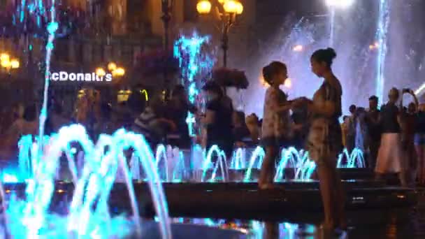 Kyjev Ukrajina 2017. Noční fontána a lidé. — Stock video