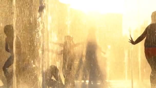 Летний фонтан на городской площади. Медленная стрельба. Украина в 2017 году — стоковое видео