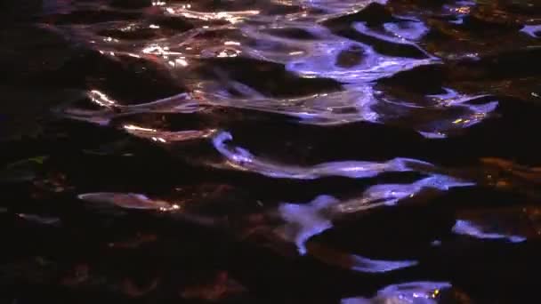 Superficie dell'acqua con riflessione. — Video Stock