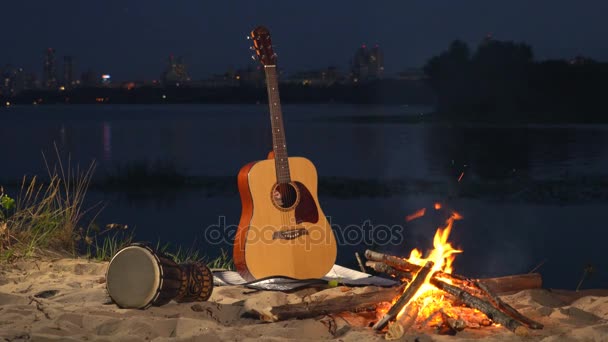 Guitarra y tambor junto al fuego — Vídeo de stock