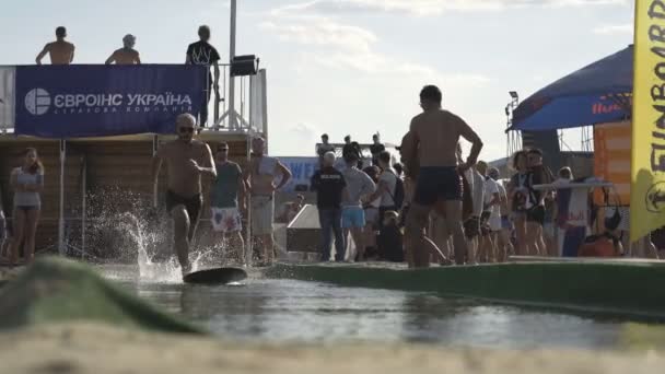 A mesterséges medencében skimboard. Ukrajna-Odessa 2017 — Stock videók